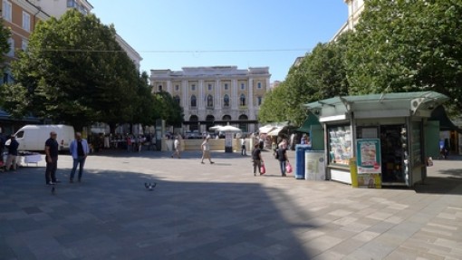 Piazza Roma, in het midden trap af naar beneden naar de VVV.