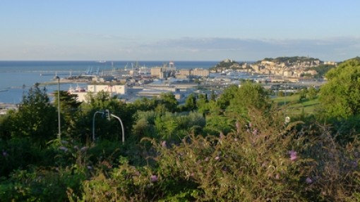 Uitzicht niet ver van de CP op de haven en de oude binnenstad van Ancona.