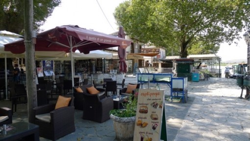 Bij diverse restaurantjes staan bakken met vis waar je je eigen vis kunt uitzoeken.