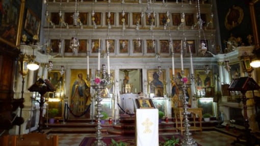 De iconastase van het gele kerkje.