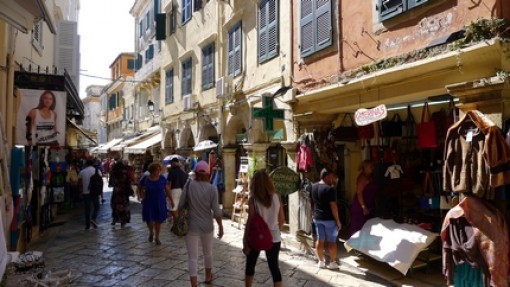 Het drukke oude centrum van Kerkyra.