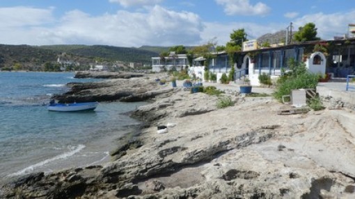 Veel tavernas aan het water in Agia Marina.