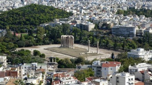 Uitzicht van de Acropolis in de verte het Olympieion.