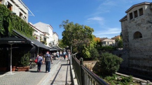 Het wandelgedeelte rond de agora met veel tavernas.