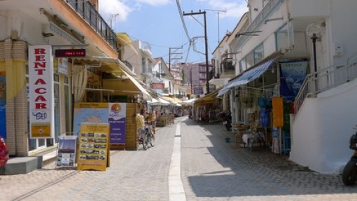 De hoofdstraat achter de boulevard in Limenaria.