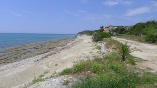 Rustig strand aan de noordkant van Limenaria.