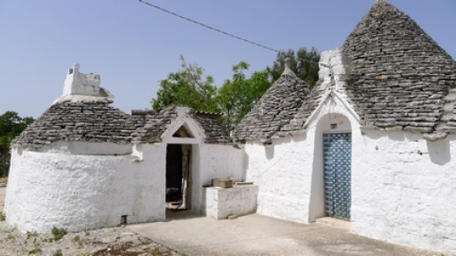 Een trullo op het platteland waar nog gewoond wordt.