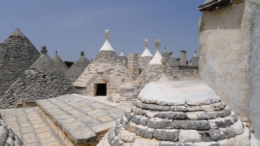 Een groepje trulli´s met oude en nieuwe gerenoveerde daken.