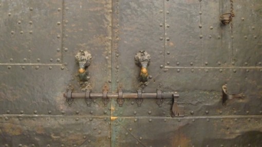 Deursluiting aan de binnenkant in de kerk van de grote middendeur.