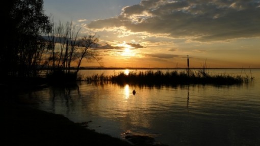 Bij camping Polvese heb je prachtige zonsondergangen.